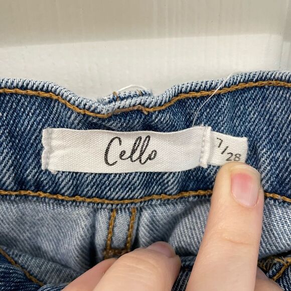 Cello Deconstructed Distressed Button Up Light Wash Raw Hem Jean Women’s Size 28 - Picture 3 of 5